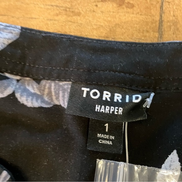 NWT Torrid Harper Challis Pullover 34 Sleeve Blouse Botanical Roses Deep Black 1 - Picture 4 of 9